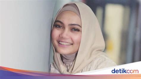 Foto 10 Gaya Hijab Cantik Rina Nose Sebelum Lepas Jilbab