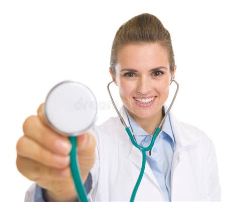 gelukkige artsenvrouw die met stethoscoop luisteren stock foto afbeelding bestaande uit geluk