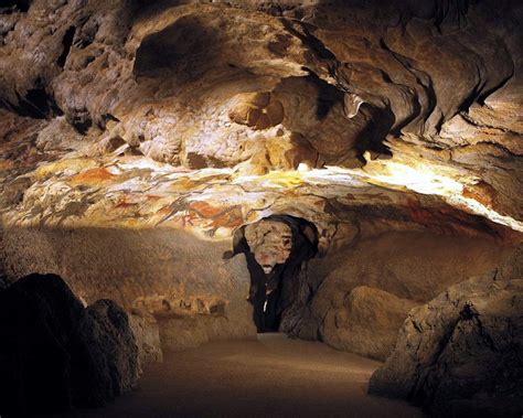 lascaux caves lets travel