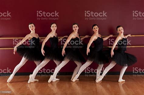 グループのバレエダンサー バレリーナのストックフォトや画像を多数ご用意 バレリーナ バレエ カラー画像 Istock