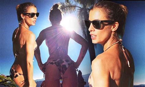 elisabetta canalis tweets photo of her bikini clad behind