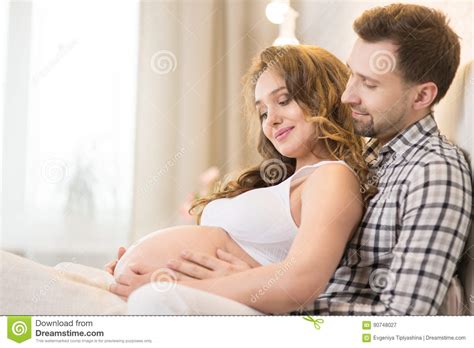 zwangere vrouw en echtgenoot stock afbeelding image  geluk mooi