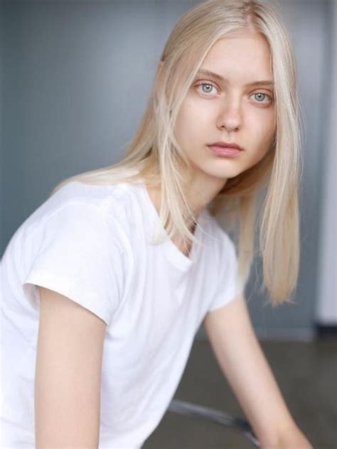 Cool Girl Ice Blonde Modelo Albino Nastya Kusakina Skinny Blonde