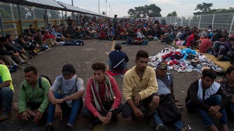migrant caravan honduras migrants stuck on mexico border