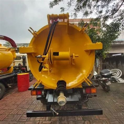 powered by chassis engine sewer jetting cum suction machine capacity