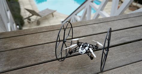 parrot minidrones rolling spider im test kurzweiliger flugspass mit spionagekamera mac life