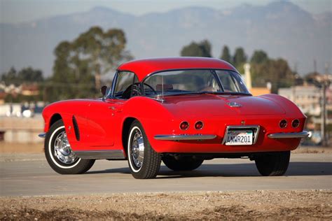 and the 1962 corvette from the back 1962 corvette corvette classic cars