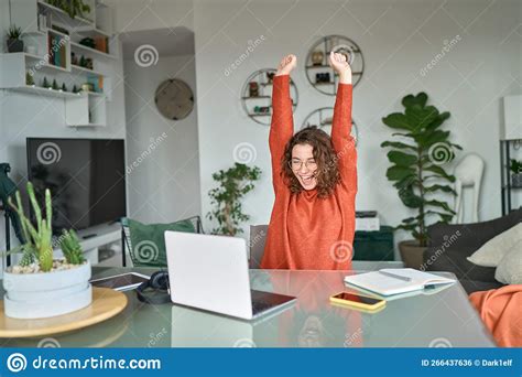 jovem animada  feliz vencedora de estudantes usando computador foto de stock imagem de