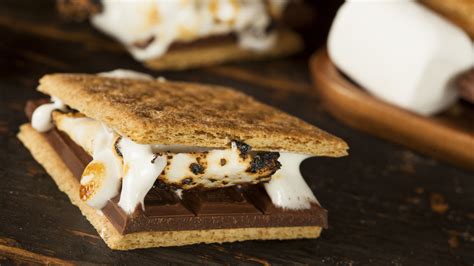 essential tips  making   smores  sheknows