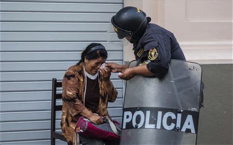 el gesto de un policía con una mujer en una protesta en perú se vuelve