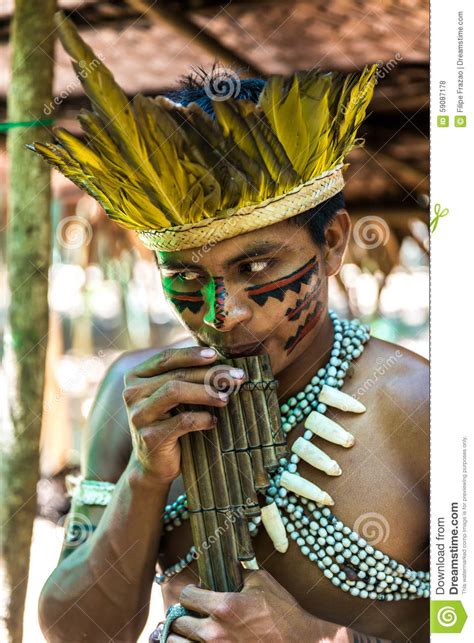 inheemse braziliaanse kerel die houten fluit spelen bij een inheemse