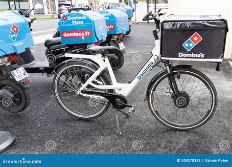 dominos pizzalogo en tekenteken op de fiets voor de levering van fietszakken voor een busje voor