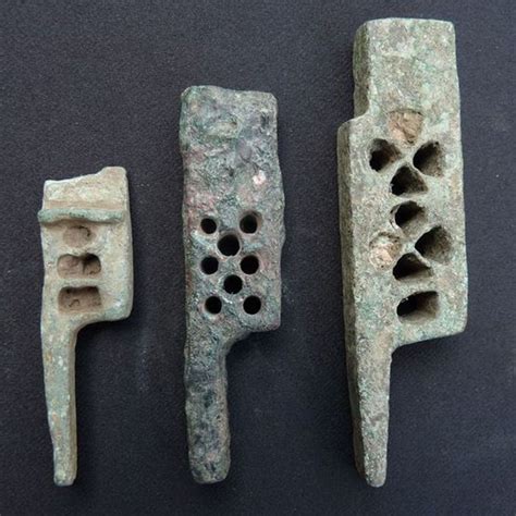 veilinghuis catawiki romeinse bronzen slot fragmenten  mm mm en  mm