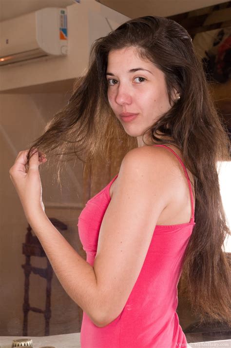 la sexy latina virgin se desnuda en el baño