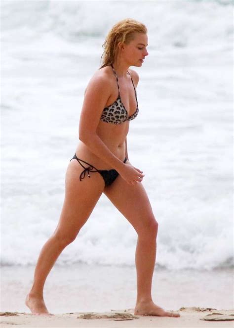 La Belle Margot Robbie En Bikini Sexy Sur La Plage