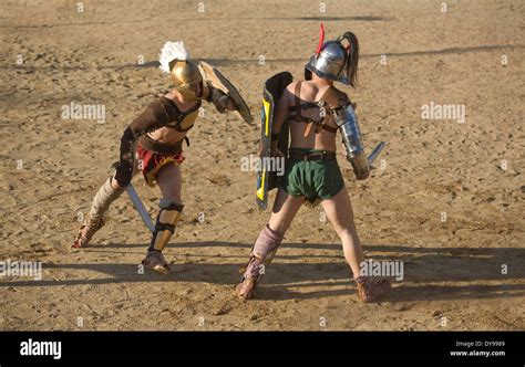 durchführung der gladiatoren kämpfe von merida s amphitheater stockfoto