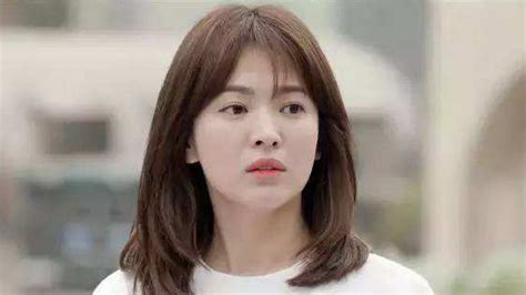 song hye kyo s new play has a reverse age like a girl and her hair is