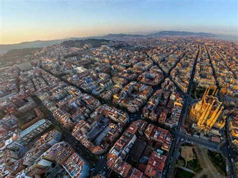 een overview van het prachtige barcelona bij zonsondergang barcelona zonsondergangen