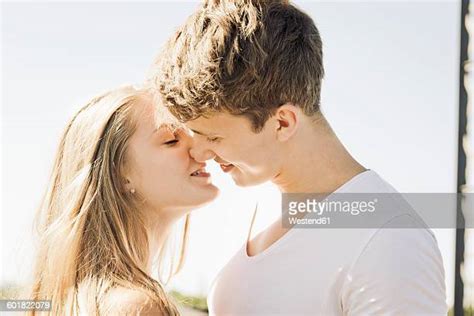 Teens Kiss Photos Et Images De Collection Getty Images