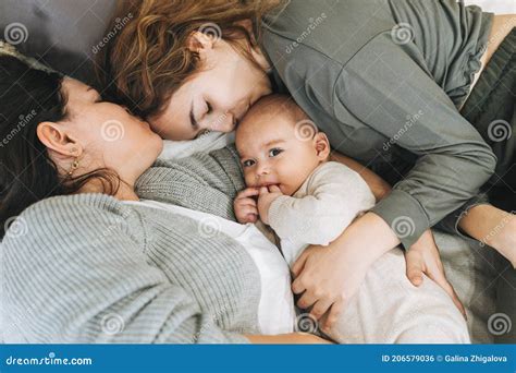 echte familie van jonge moeder en twee kinderen van verschillende