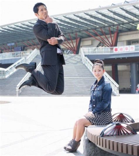 日本で父と娘の面白写真が流行 父が変なポーズで飛ぶ 中国網