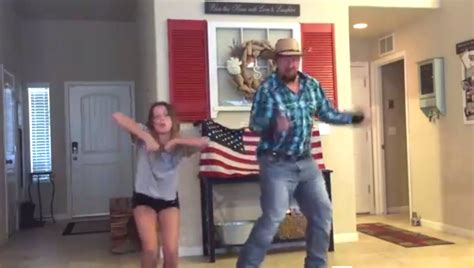 Un Padre Y Su Hija Hacen Un Baile Divertido En Casa Y Ya Son Todas Unas