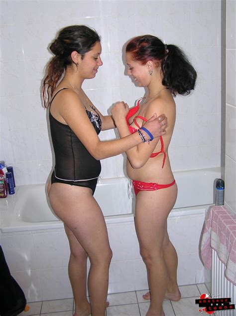 Lesbian Gfs Are Naked And Kissing In The Shower Nude