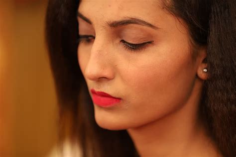 free download face hot girl indian model girl close eyes headshot