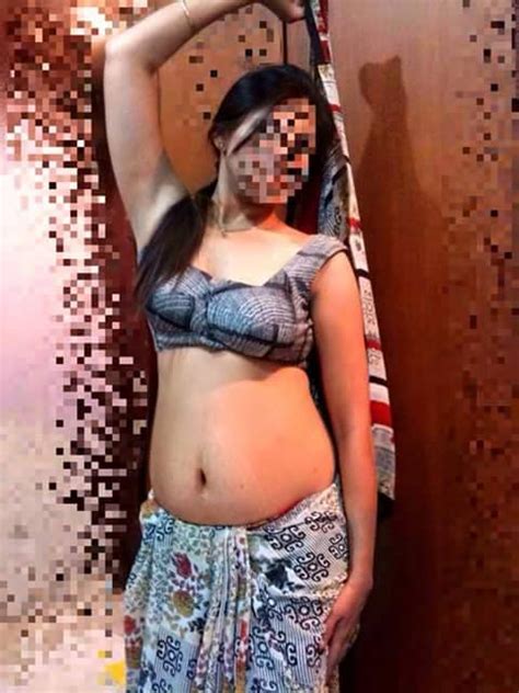 aunty saree navel show naked body in bra only लंड खड़ा करने वाली तस्वीर