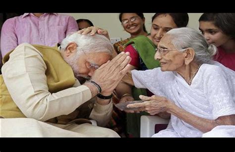 narendra modi seeks blessing from his mother