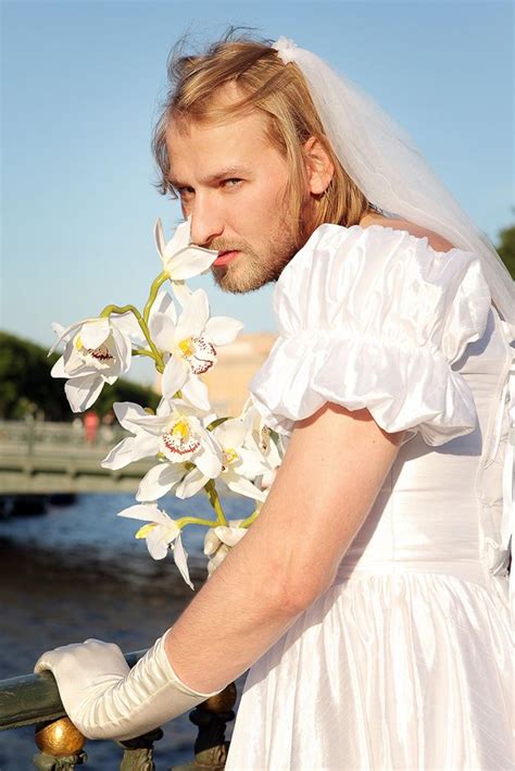 ヒゲの花嫁ロシアを行く、純白のウエディングドレスに身を包んだ男性の美麗写真 Свадьба Свадебный