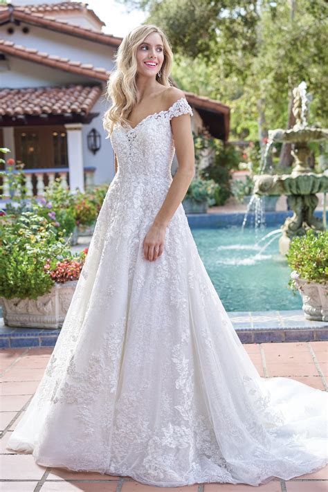 pretty   shoulder embroidered lace ball gown wedding dress