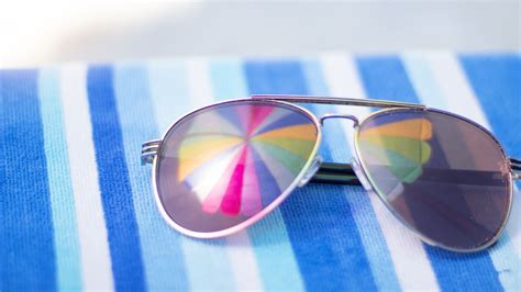 Desktop Wallpaper Beach Vacation Sunglasses Reflections Hd Image