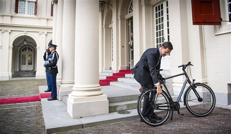 minister president mark rutte op de fiets  den haag en  het buitenland pagina  van