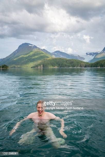 of people skinny dipping photos et images de collection getty images