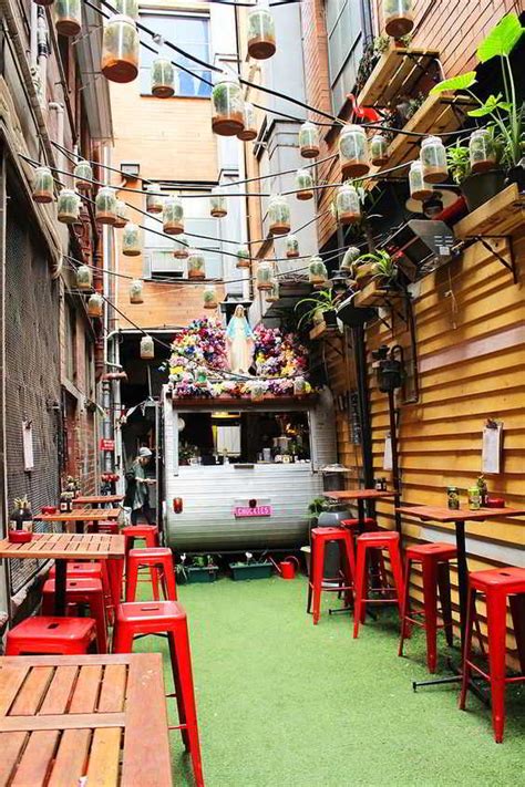 konsep desain interior cafe minimalis outdoor lesehan vintage