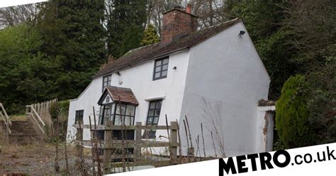 Britain S Wonkiest Cottage Is All Yours For £100 000 Metro News