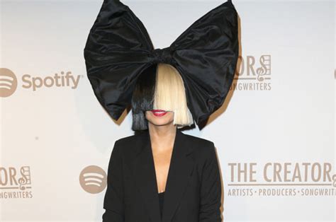 What Does Sia Look Like Aussie Star Unrecognisable Without Wig E