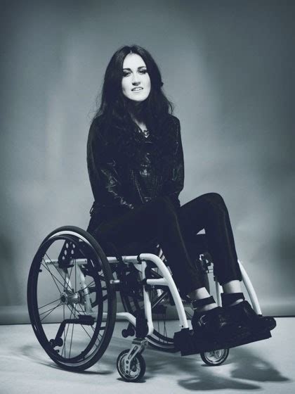 wanita cantik ini sukses berkarir jadi model walau duduk di kursi roda