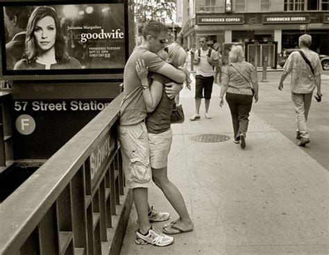 la mágica fotografía de un beso en público marcianos