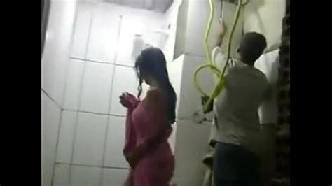 real esposa safada toma banho na frente dos pedreiros enquanto marido trabalha xvideos