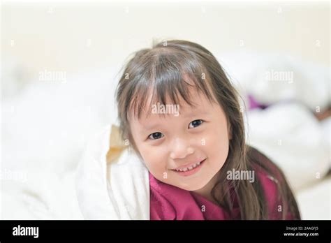 Asian Niña Despierta Con Una Sonrisa Brillante En La Cama En El Tiempo
