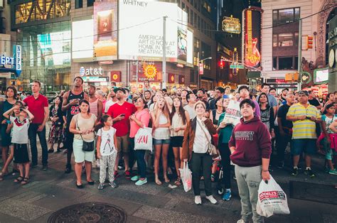 people gazing  screens times square  york cityjpg michael kowalczyk photography