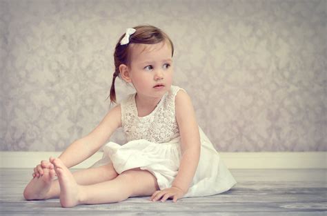 hd mood girl dress baby floor sitting barefoot high resolution images