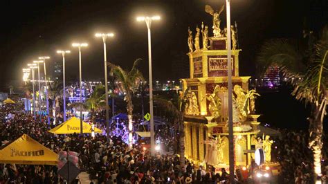 miles disfrutan el desfile del carnaval de mazatlan