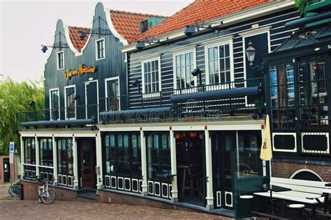 volendam nederland   een populaire toeristische bestemming  noord holland