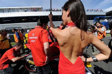 Красивые девушки с гонок Формулы 1 59 фото Триникси