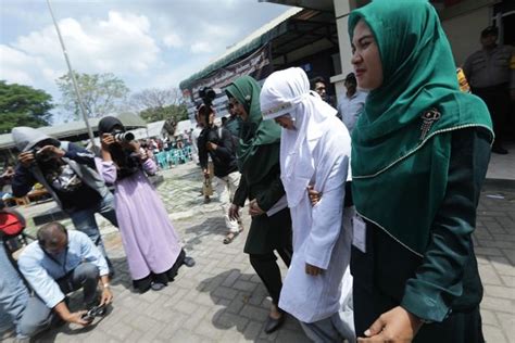 teen couple caned as crowd cheers after they re caught cuddling in indonesia mirror online