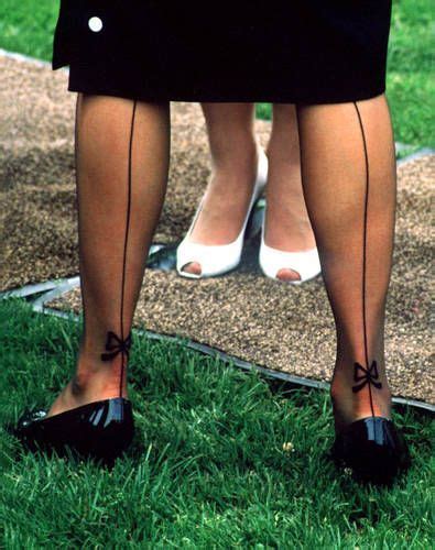 1985 11 05 Diana Wearing Tights With Seams And A Bow Motif At The