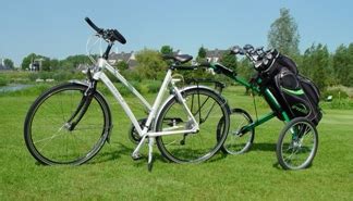 towcaddy trolley voor aan de fiets golftas op de fiets golfnieuws op golfreiswijzernl